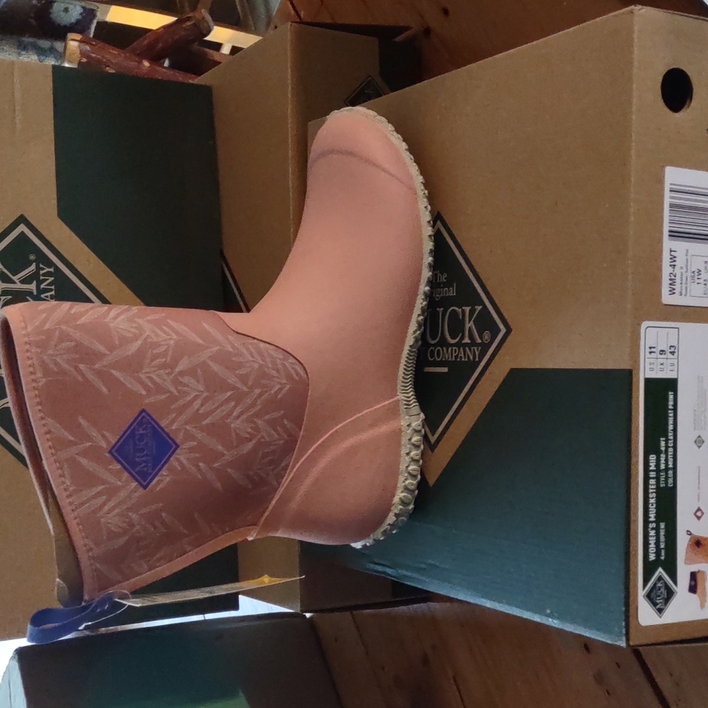 New in box muck company women's muckster ii mid sz 5